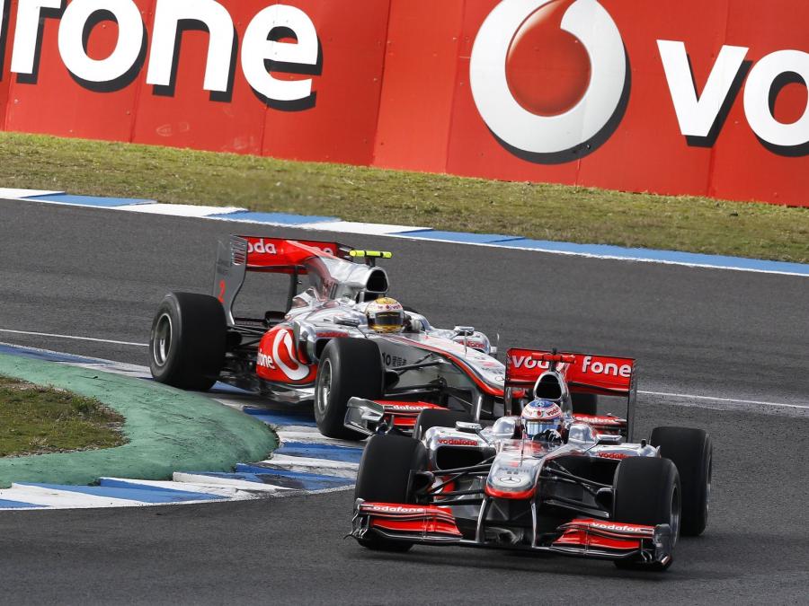  McLaren Mercedes-Benz MP4-25 2010 года  (фото 6 из 16)